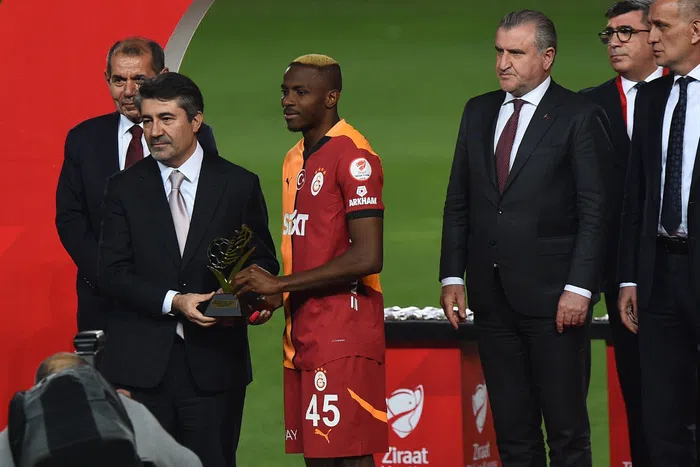 Osimhen beats Real Madrid star to win Player of the Year award